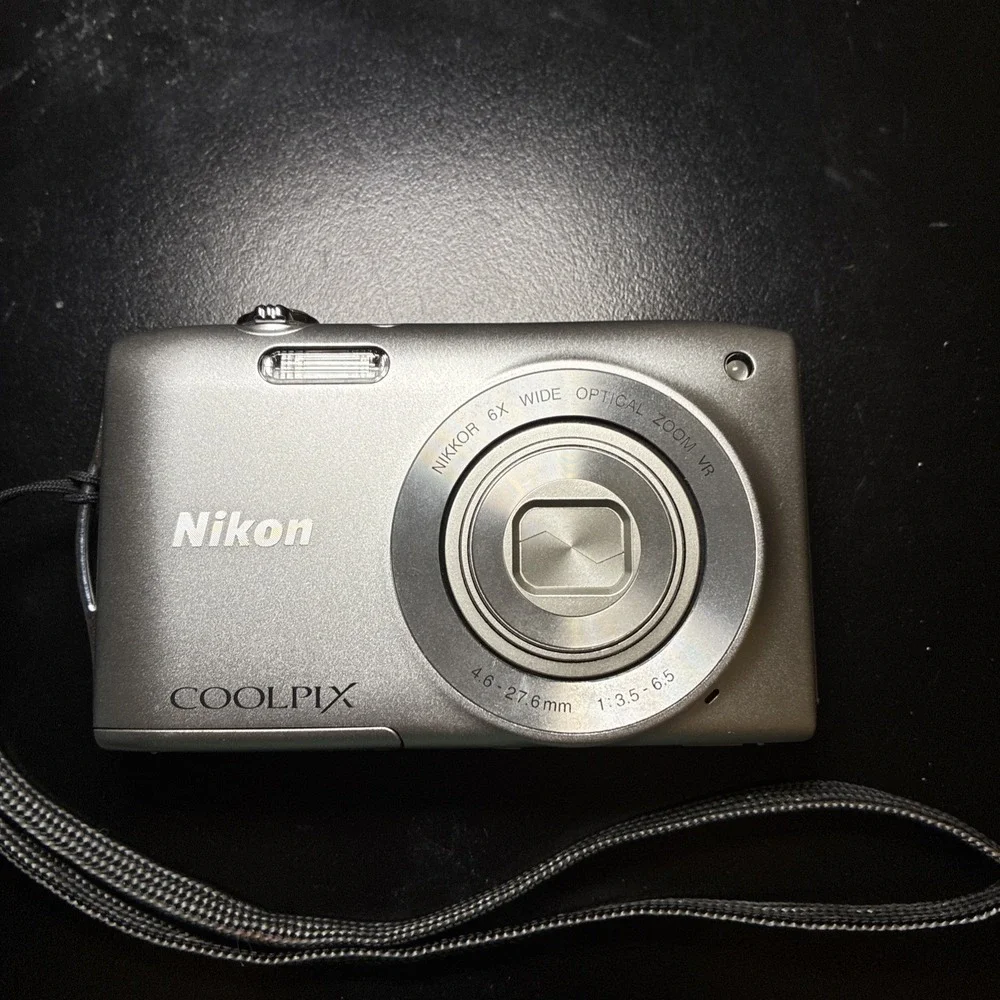 Nikon COOLPIX S3300 Silver 16.0MP 6x Digital Camera Bundle (Tested/Works)